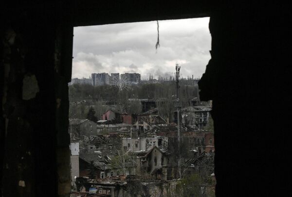 Поглед на Артјомовск кроз прозор једне од зграда - Sputnik Србија