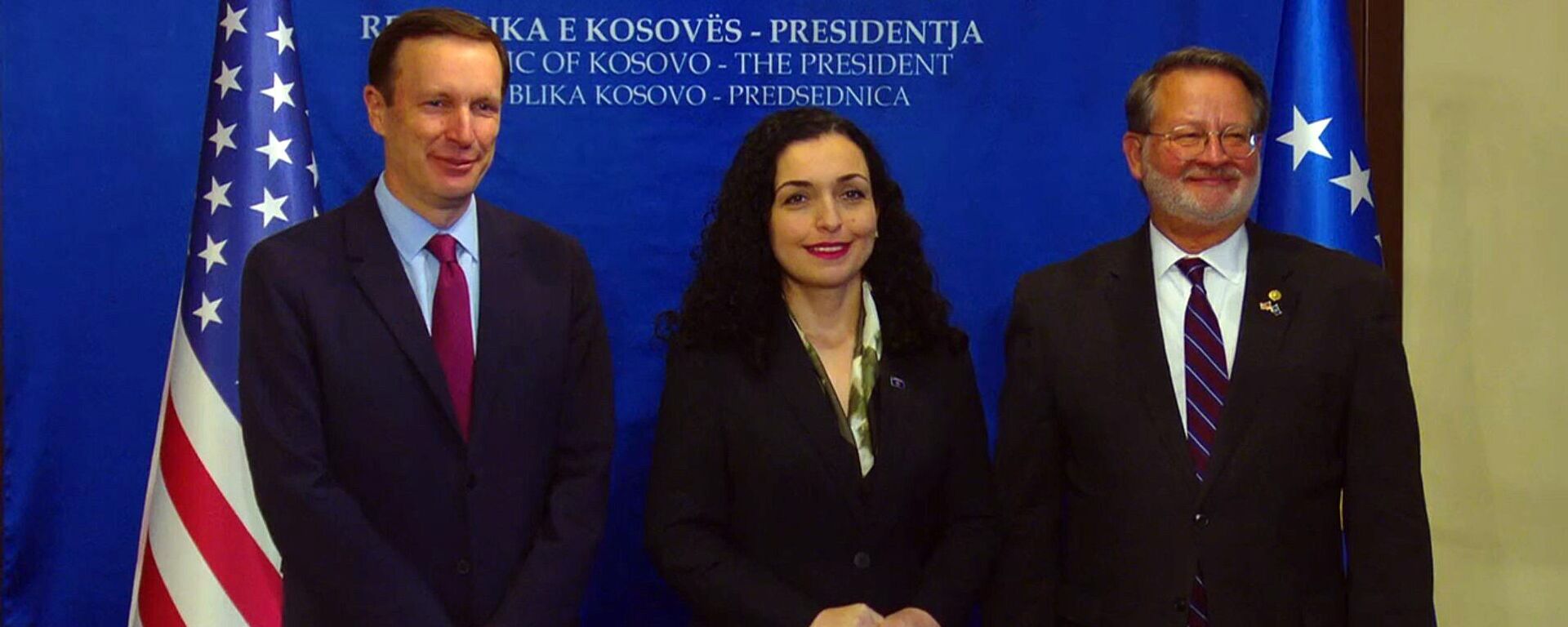 Američki senatori Kris Marfi i Geri Piterson sa Vjosom Osmani - Sputnik Srbija, 1920, 22.05.2023
