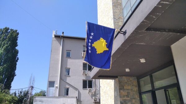 На згради општине у северном делу Косовске Митровице, јутрос је постављена нова застава такозваног Косова - Sputnik Србија