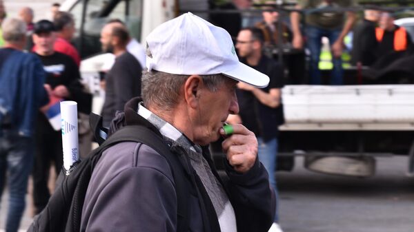 Učesnik protesta „Srbija protiv nasilja“duva u pištaljku Učesnik protesta „Srbija protiv nasilja“duva u pištaljku - Sputnik Srbija