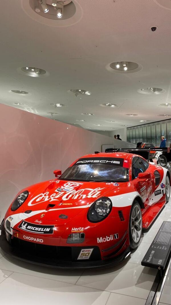 „Porše“ 911 RSR je  sportski automobil velike snage i napravljen je za najteže trke na svetu. - Sputnik Srbija