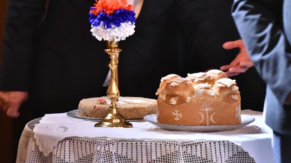 Sečenje slavskog kolača u  Vaznesenjskoj crkvi - arhivska fotografija - Sputnik Srbija