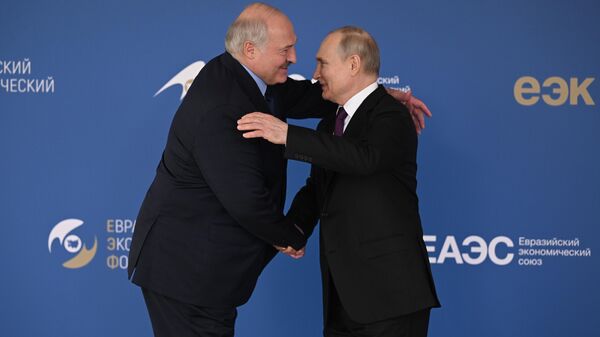 Руски председник Владимир Путин и белоруски лидер Александар Лукашенко на Евроазијском економском форуму у Москви - Sputnik Србија