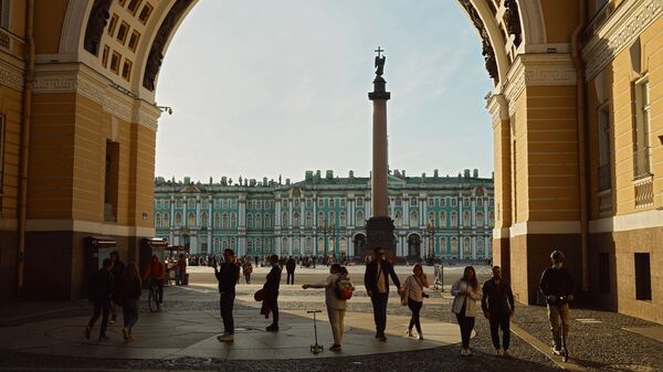 Отдыхающие около Дворцовой площади в Санкт-Петербурге - Sputnik Србија