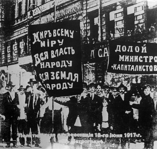 Политичка манифестација одржана 18. јуна 1917. године са захтевом за смену привремене владе и предаје власти Совјетима - Sputnik Србија