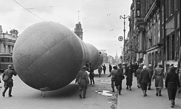 Balon protivvazdušne odbrane na Nevskom prospektu tokom blokade tadašnjeg Lenjingrada u Drugom svetskom ratu - Sputnik Srbija