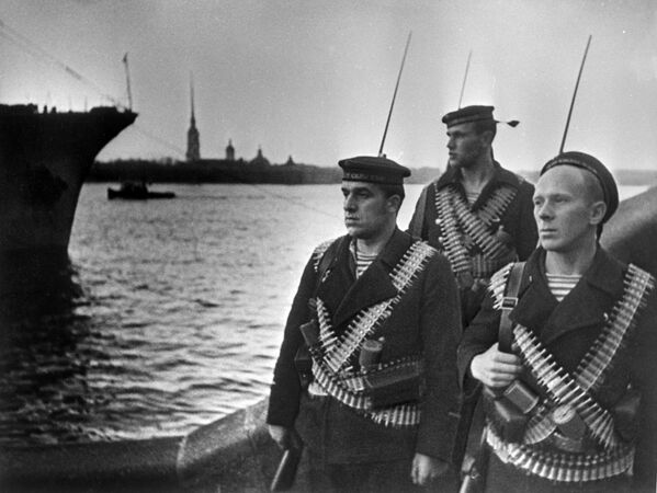 Mornari Baltičke flote na obali Devetog januara, nekadašnjoj Dvorskoj obali Lenjingrada tokom Drugog svetskog rata - Sputnik Srbija