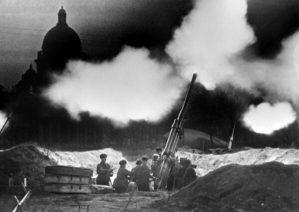 Borci Crvene armije u Lenjingradu tokom Drugog svetskog rata brane grad od nacističkih napada iz vazduha - Sputnik Srbija