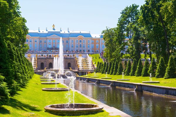 Fontane i kanal u okviru palate Peterhof, koja je uvrštena na UNESKO listu svetske baštine - Sputnik Srbija