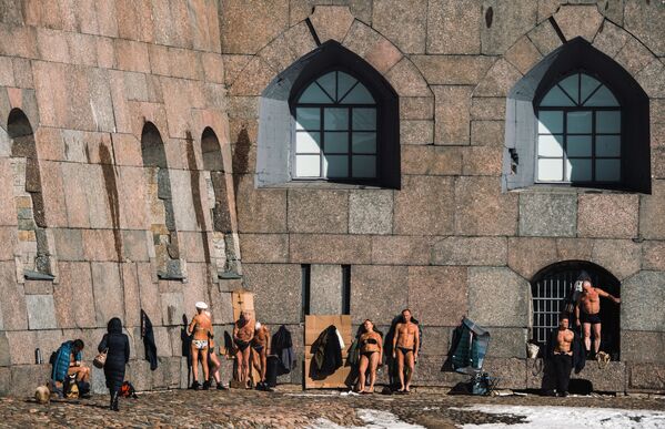 Људи испред зидина Петропавловске тврђаве - Sputnik Србија