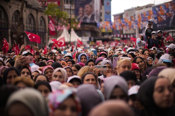 „Ako Bog da, nastavićemo da zajedno gradimo i oživljavamo vek Turske“, rekao je Erdogan, aludirajući da se ove godine obeležava 100 godina postojanja moderne Turske Republike. - Sputnik Srbija