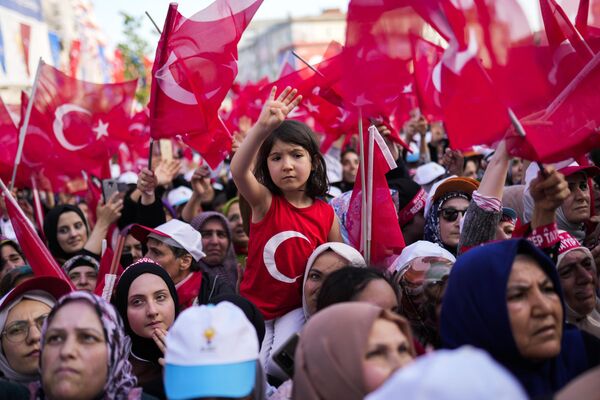 Ердоган се обратио присталицама и испред председничког здања у Анкари. Он је рекао да се окупило 320 хиљада људи. - Sputnik Србија