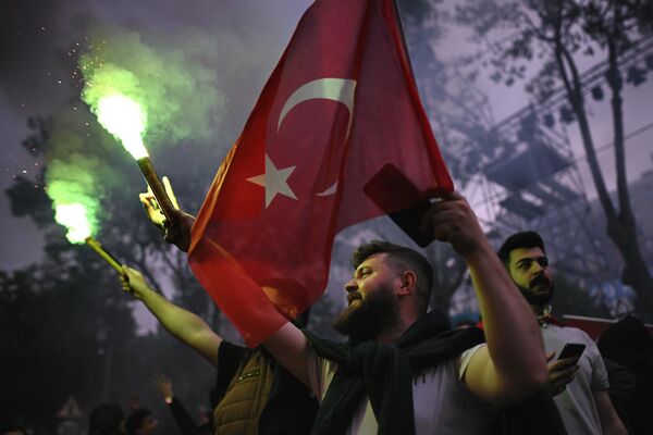 Aktuelni predsednik Turske Redžep Tajip Erdogan prethodno je proglasio pobedu. On je u obraćanju građanima okupljenim u Istanbulu rekao da im se zahvaljuje na tome što su mu poverili upravljanje zemljom u narednih pet godina. - Sputnik Srbija