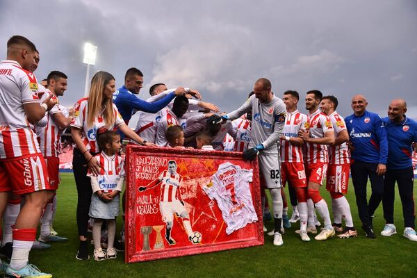 Crvena zvezda spektakularno slavi titulu šampiona Srbije