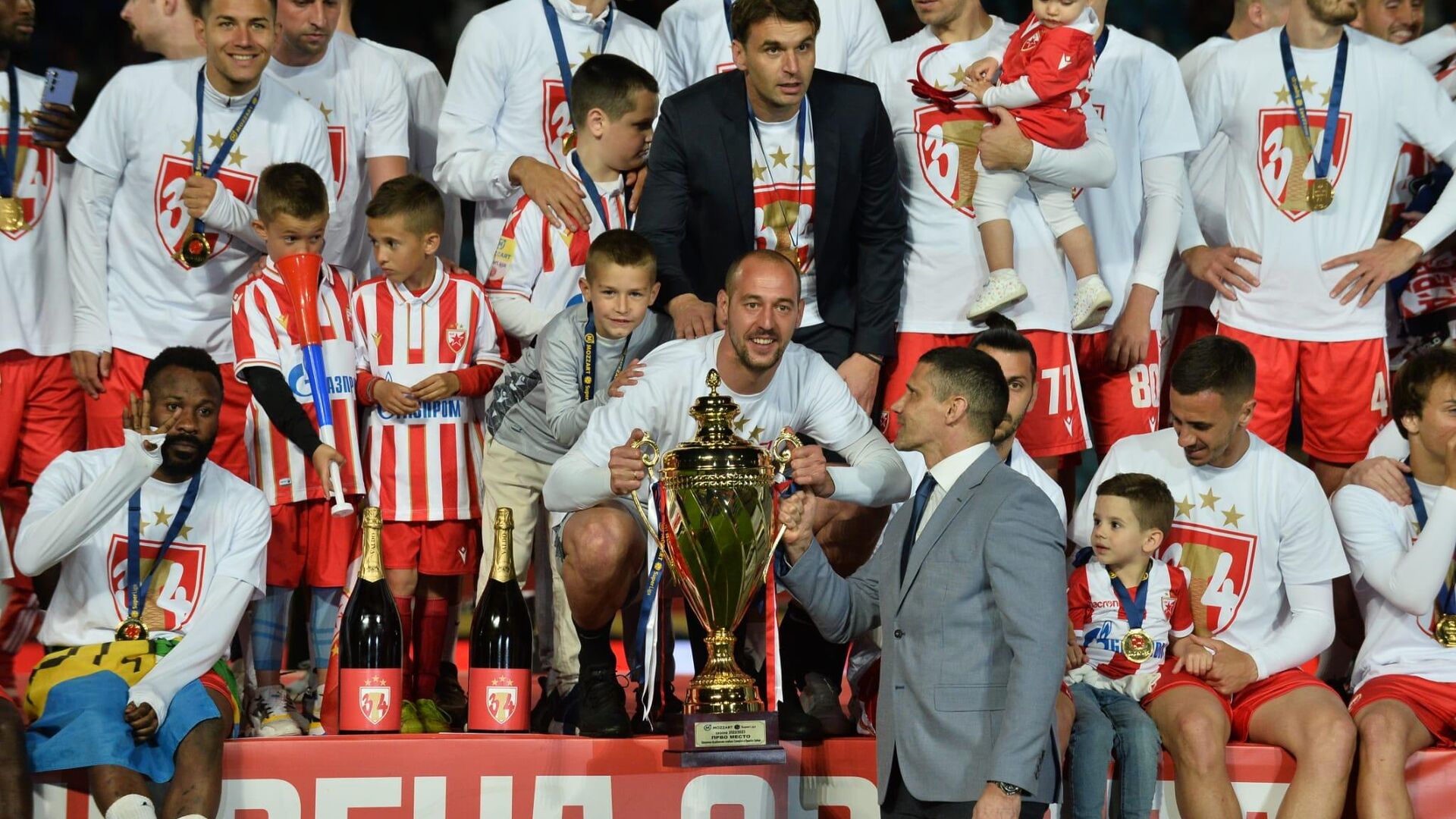 Crvena zvezda spektakularno slavi titulu šampiona Srbije