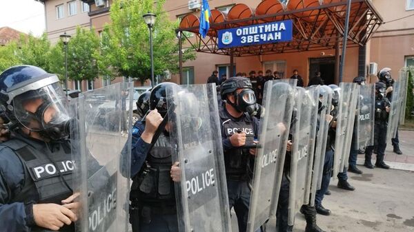 Тзв. косовска полиција испред зграде општине Звечан - Sputnik Србија