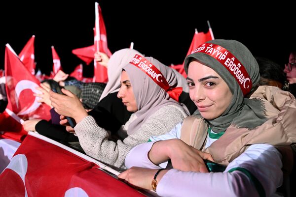 Centralna izborna komisija Turske saopštila je da je, prema preliminarnim rezultatima, na osnovu 99,43 odsto obrađenih biračkih mesta, Erdogan osvojio 52,14 odsto glasova, a Kemal Kiličdaroglu 47,86, javio je dopisnik Sputnjika. - Sputnik Srbija