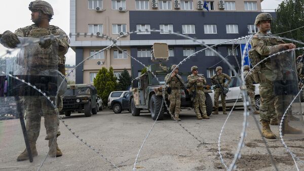 Američki vojnici u okviru KFOR-a ispred zgrade opštine u Leposaviću - Sputnik Srbija