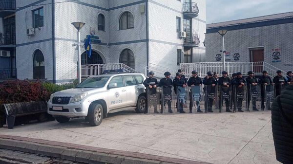 Снаге косовске специјалне полиције испред зграде општине Зубин Поток - Sputnik Србија