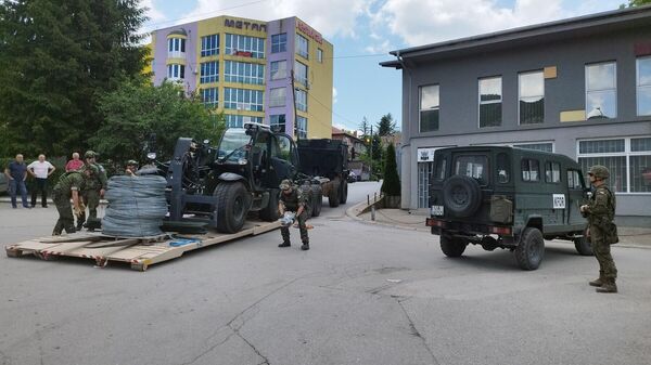 Снаге Кфора постављају бодљикаву жицу око зграде општине Звечан - Sputnik Србија