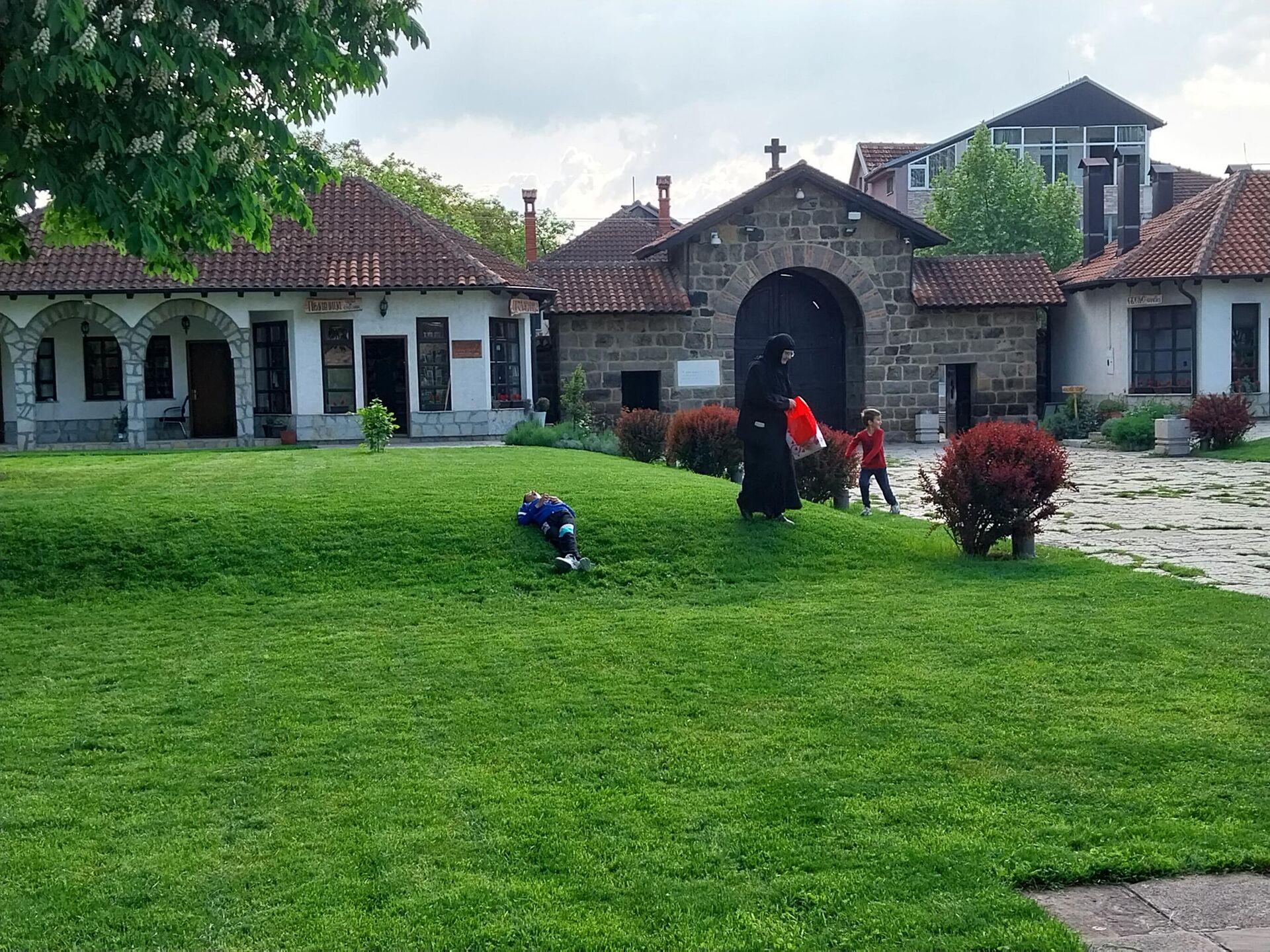 Monahinja i deca u igri, porta manastira Gračanice - Sputnik Srbija, 1920, 30.05.2023