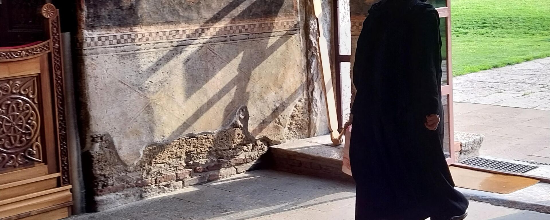 Monahinja u priprati manastira Gračanica - Sputnik Srbija, 1920, 07.04.2025