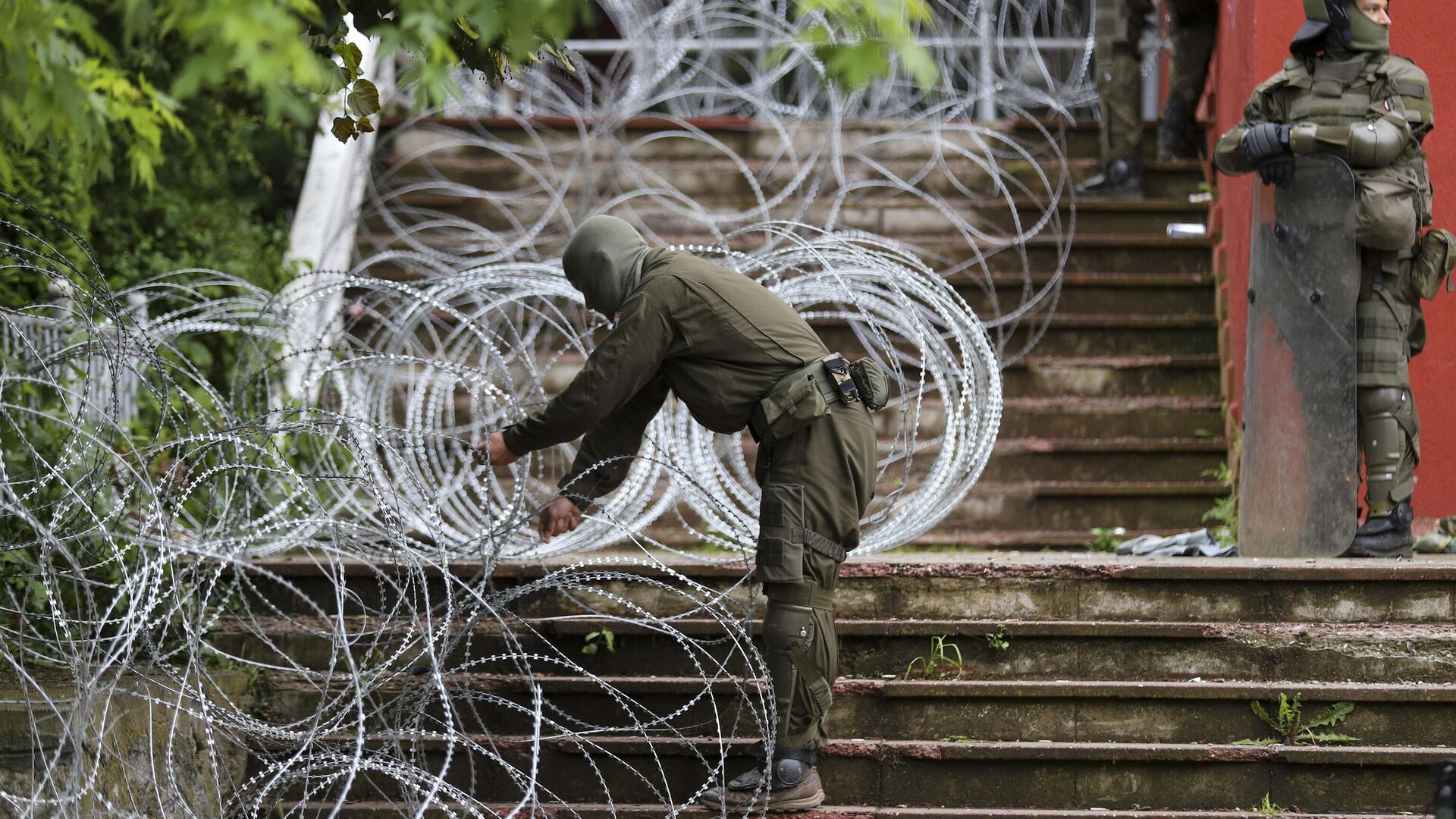 Pripadnici Kfora montiraju žilet žicu u Zvečanu Pripadnici Kfora montiraju žilet žicu u Zvečanu - Sputnik Srbija, 1920, 11.07.2023