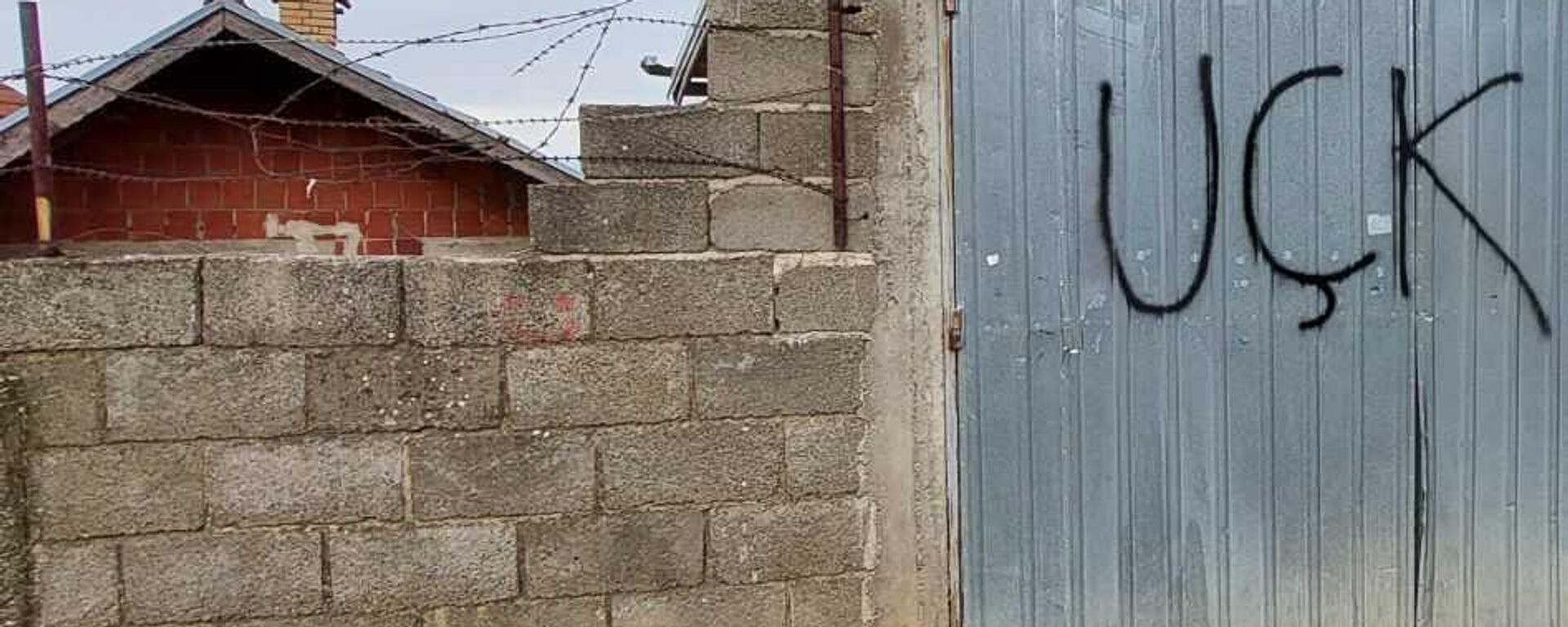Графити УЧК у Ораховцу - Sputnik Србија, 1920, 20.04.2026
