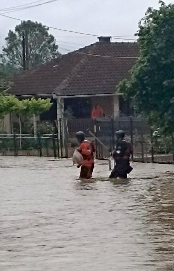 Због поплава, изазваних обилним падавинама, проглашена је ванредна ситуација на целој територији општине Владимирци - Sputnik Србија