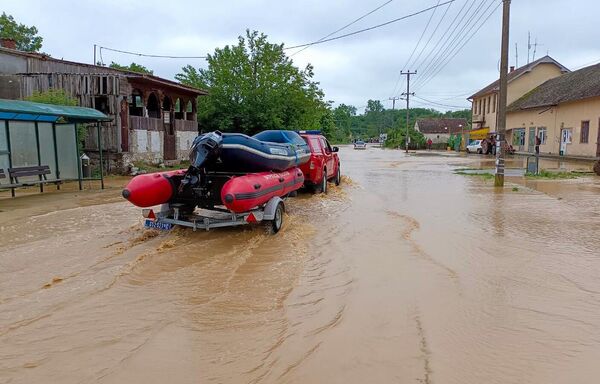 Од почетка обилних падавина, 26. маја, које су довеле до поплава, припадници Сектора за ванредне ситуације имали су укупно 72 интервенције, евакуисали су 38 особа, угасили пет пожара изазваних ударом грома, а имали су и 61 интервенцију црпљења воде - Sputnik Србија
