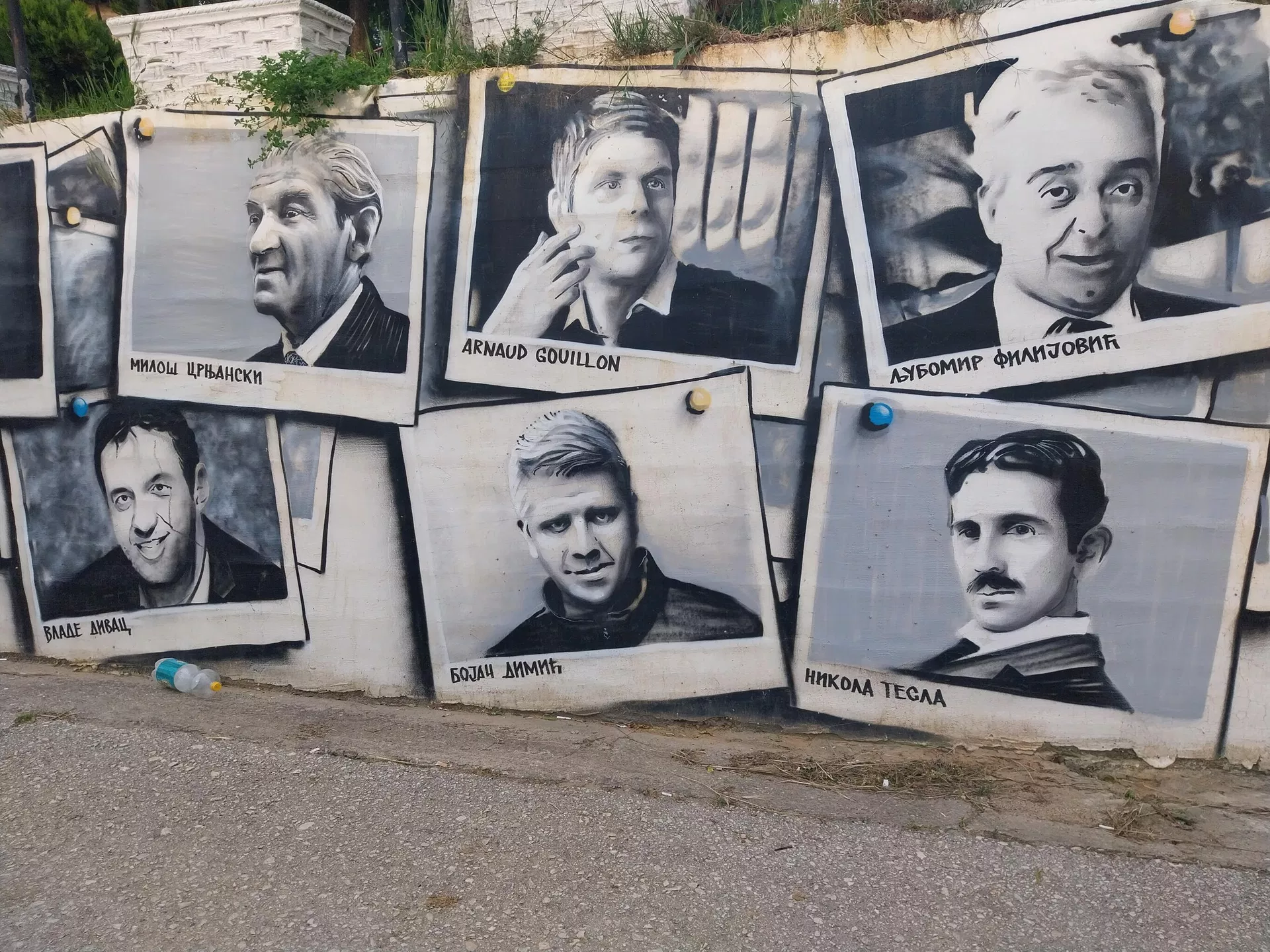 Мурал познатих личности у Великој Хочи, дело уметника Дерокса, пројекат ,,Боја у ваздуху - Sputnik Србија, 1920, 31.05.2023