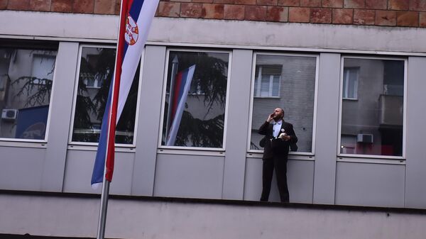 Učesnik protesta „Srbija protiv nasilja“ na simsu zgrade RTS-a - Sputnik Srbija