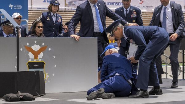 Američki predsednik Džo Bajden pao na bini prilikom uručivanja diploma u Vazduhoplovnoj akademiji u Koloradu. - Sputnik Srbija