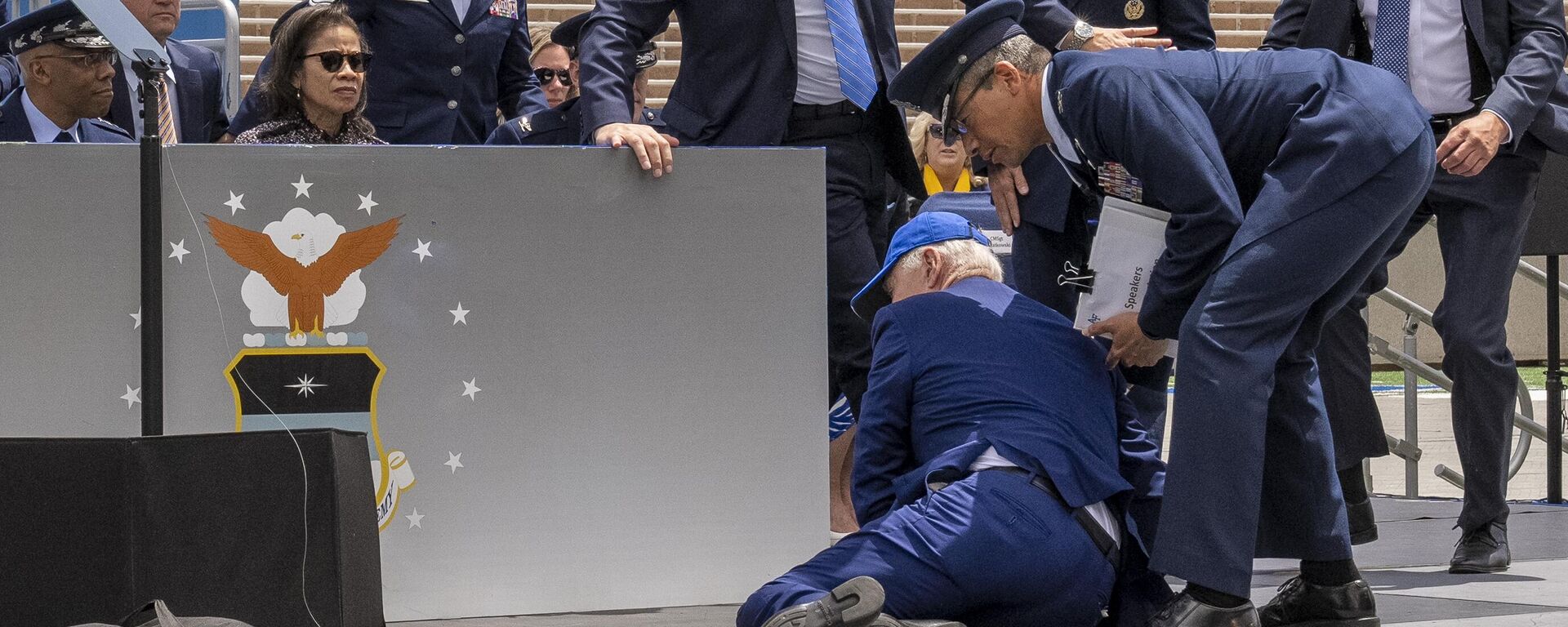 Američki predsednik Džo Bajden pao na bini prilikom uručivanja diploma u Vazduhoplovnoj akademiji u Koloradu. - Sputnik Srbija, 1920, 16.09.2023