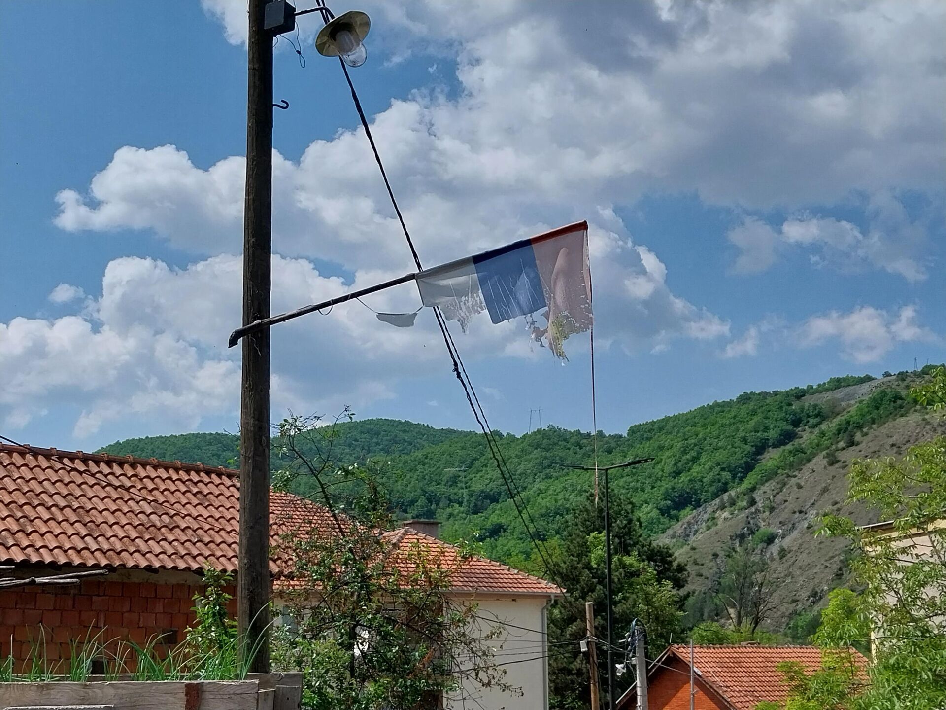 Pocepana srpska zastava nadomak Banjske, kraj Zvečana - Sputnik Srbija, 1920, 13.10.2023