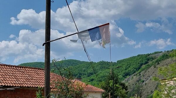 Поцепана српска застава надомак Бањске, крај Звечана - Sputnik Србија