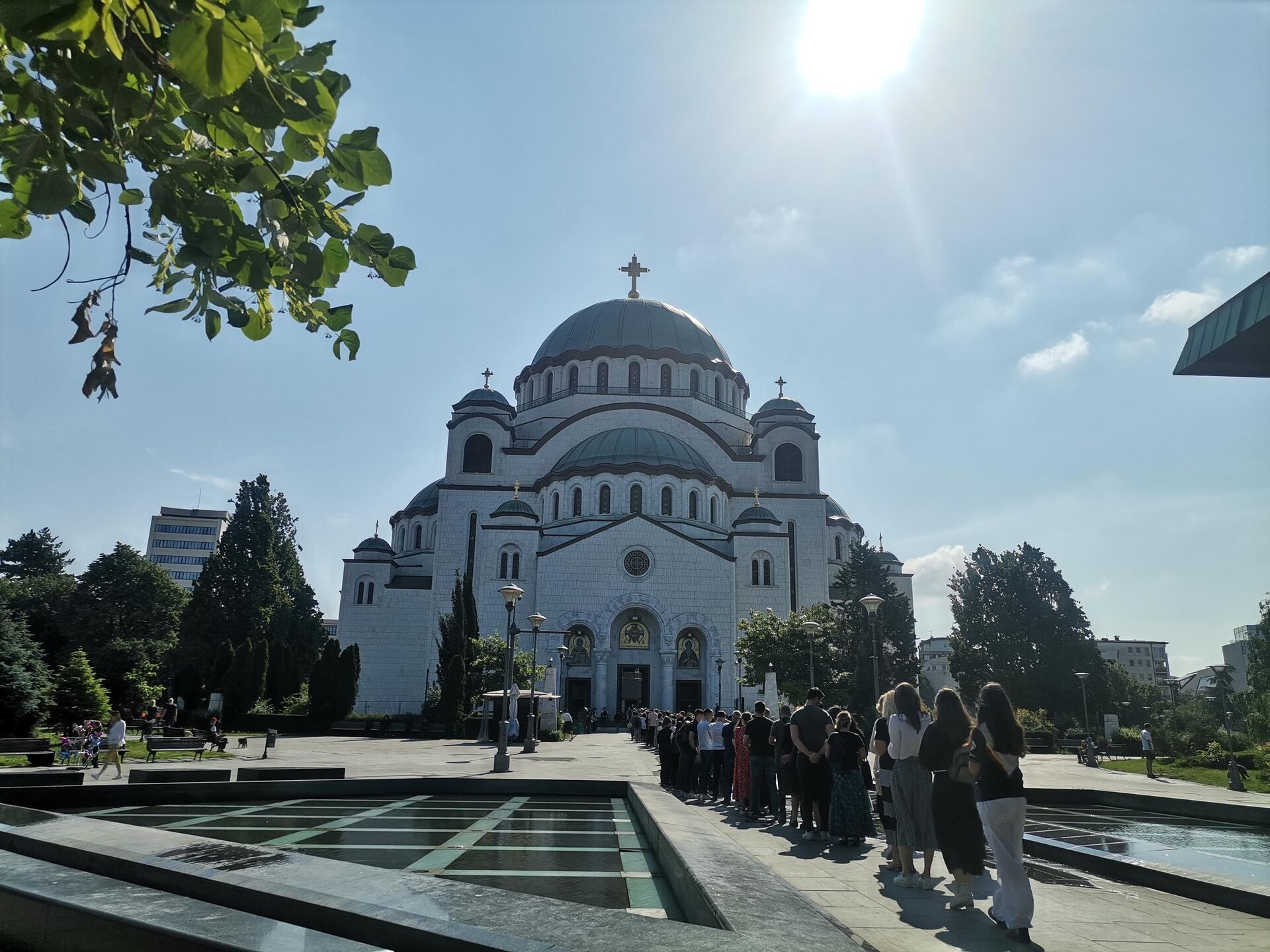 Велики број верника чека у реду испред Храма Светог Саве где су до данас мошти владике Николаја. - Sputnik Србија, 1920, 04.06.2023