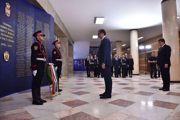 Председник Вучић је заједно са Гашићем испред Меморијалног зида положио венац припадницима МУП-а који су изгубили живот током сукоба 90-их година. - Sputnik Србија