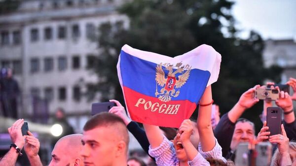 Руска застава се вијори у публици - Sputnik Србија