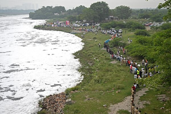 Uoči Svetskog dana zaštite životne sredine u Nju Delhiju 4. juna 2023. građani su formirali ljudski lanac sa ciljem da se očiste zagađene vode reke Jamuna. - Sputnik Srbija
