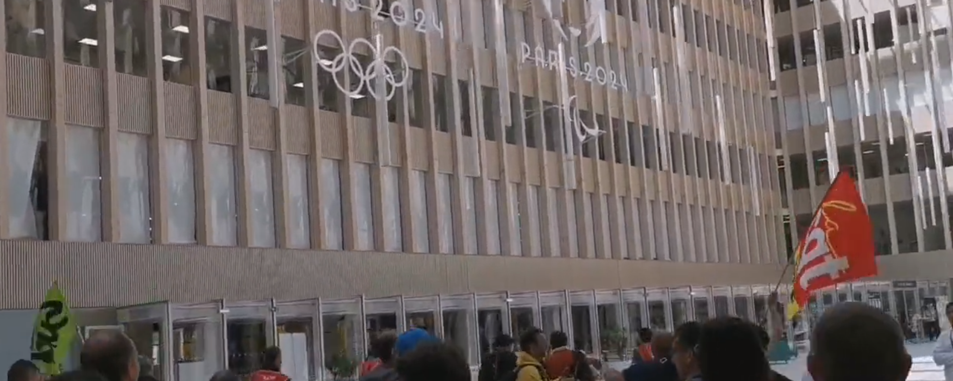 Demonstranti protiv penzione reforme na kratko zauzeli upravnu zgradu OI u Parizu - Sputnik Srbija, 1920, 06.06.2023