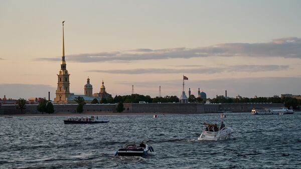 Вид на Петропавловскую крепость с Дворцовой набережной во время белых ночей в Санкт-Петербурге - Sputnik Србија