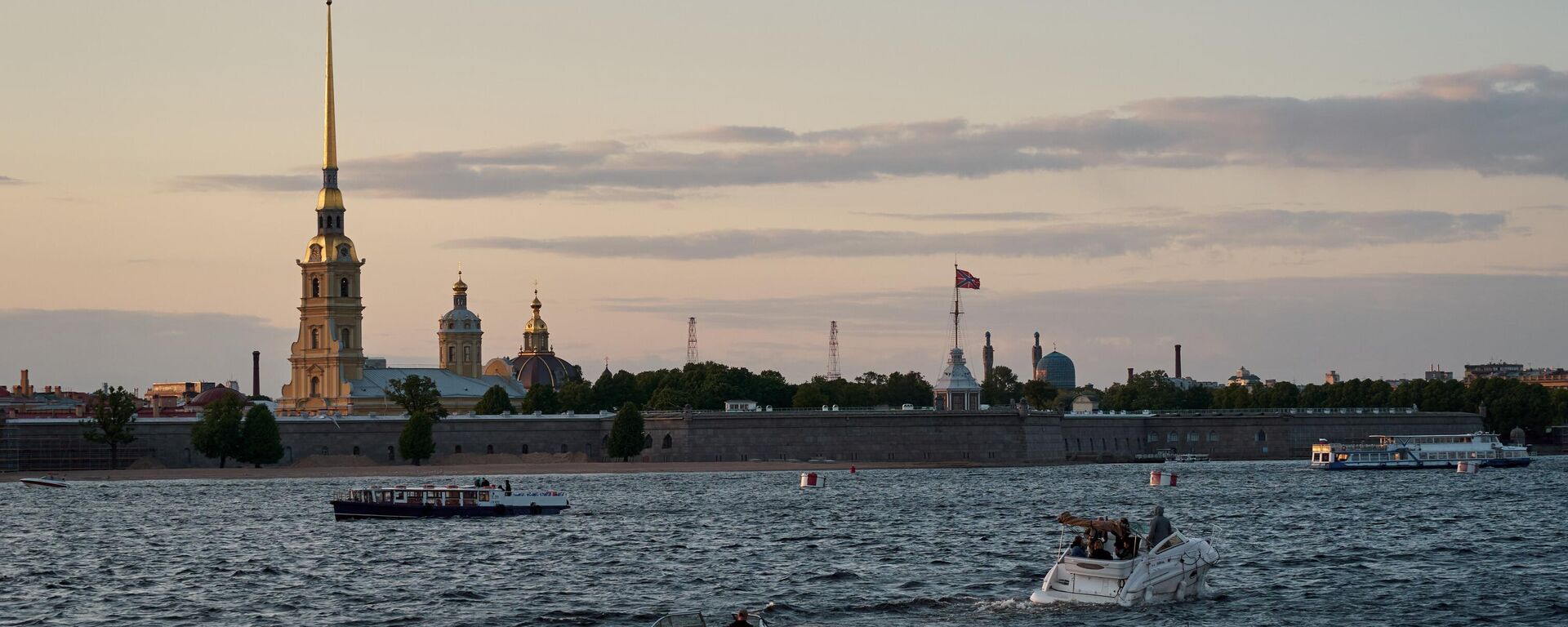 Vid na Petropavlovskuю krepostь s Dvorcovoй naberežnoй vo vremя belыh nočeй v Sankt-Peterburge - Sputnik Srbija, 1920, 13.07.2025