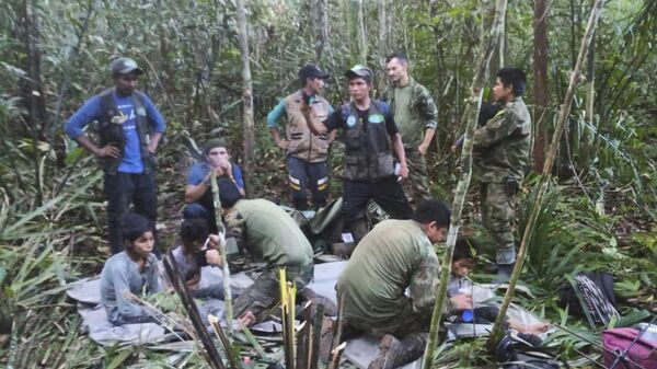 Četvoro dece pronađeno je živo na jugu Kolumbije, pet nedelja nakon što je avion kojim su putovali srušio u gustoj džungli - Sputnik Srbija