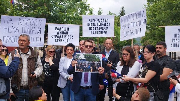 Zvečan - skup podrške zbog uhapšenih Petrovića i Obrenovića - Sputnik Srbija