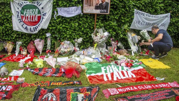 Pristalice bivšeg italijanskog premijera Silvija Berluskonija okupile su se ispred njegove vile u blizini Milana da bi mu odale počast.  - Sputnik Srbija