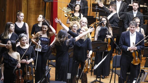 Nesvakidašnje emotivna atmosfera obeležila je rođendansko veče ponosnih filharmoničara i ushićene publike.  - Sputnik Srbija