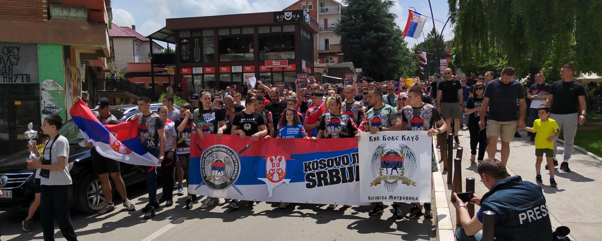 Nekoliko hiljada građana Kosovske Mitrovice okupilo se na protestnoj šetnji - Sputnik Srbija, 1920, 20.06.2023