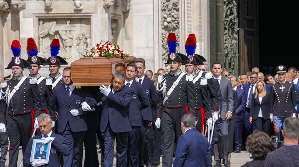 Ковчег са телом бившег италијанског премијера Силвија Берлусконија испред миланске катедрале - Sputnik Србија