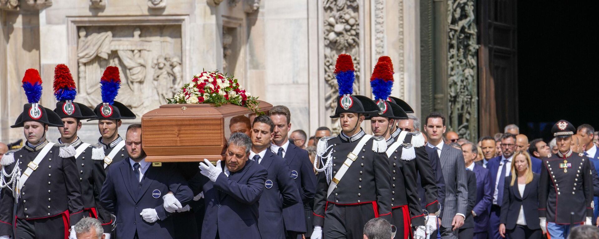 Ковчег са телом бившег италијанског премијера Силвија Берлусконија испред миланске катедрале - Sputnik Србија, 1920, 14.06.2023